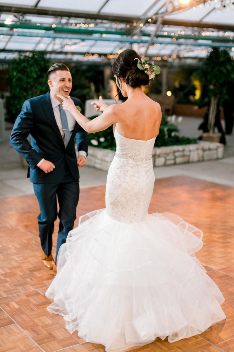 Casal dançando durante a festa 