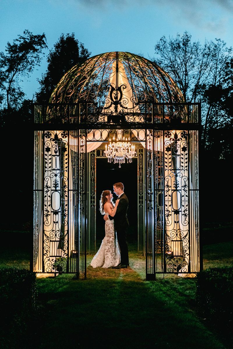 Casal em um ambiente romântico para foto 