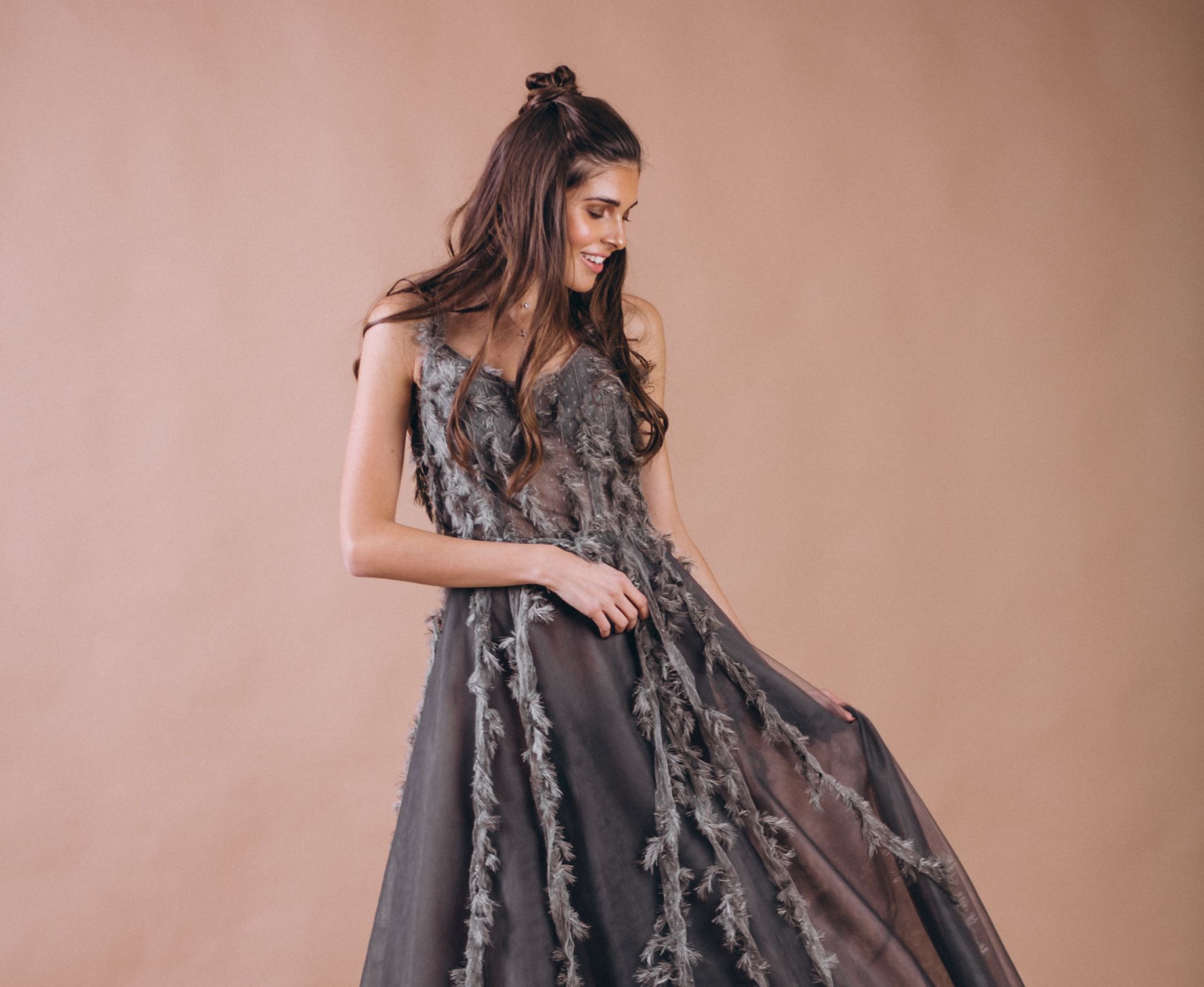 Vestido de noiva com cor: cinza com tule bordado