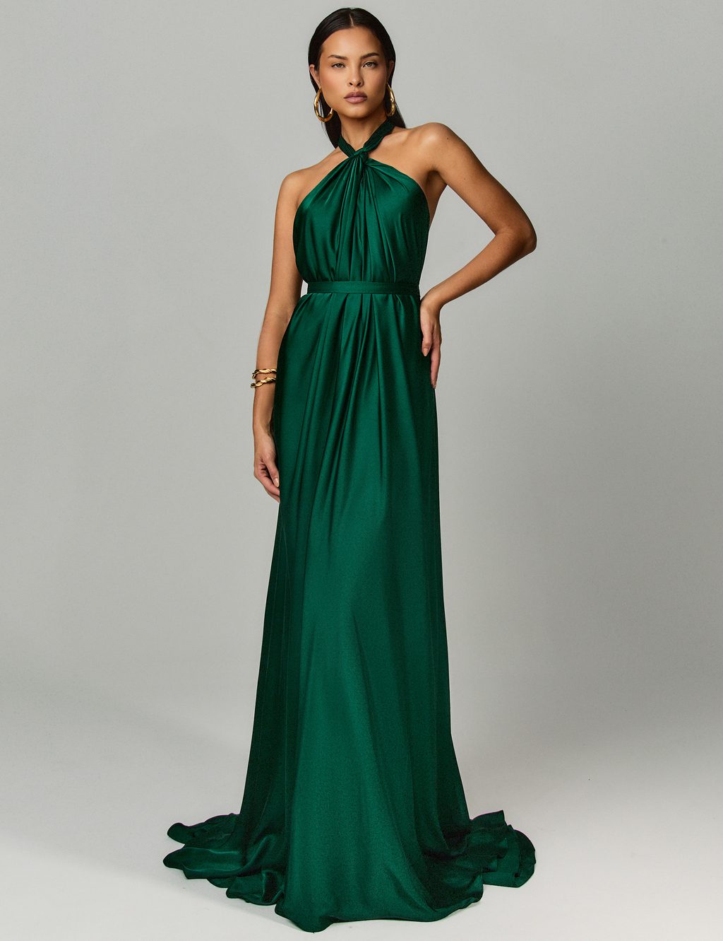 Vestido de festa de casamento, com compirmento longo, e cor verde esmeralda