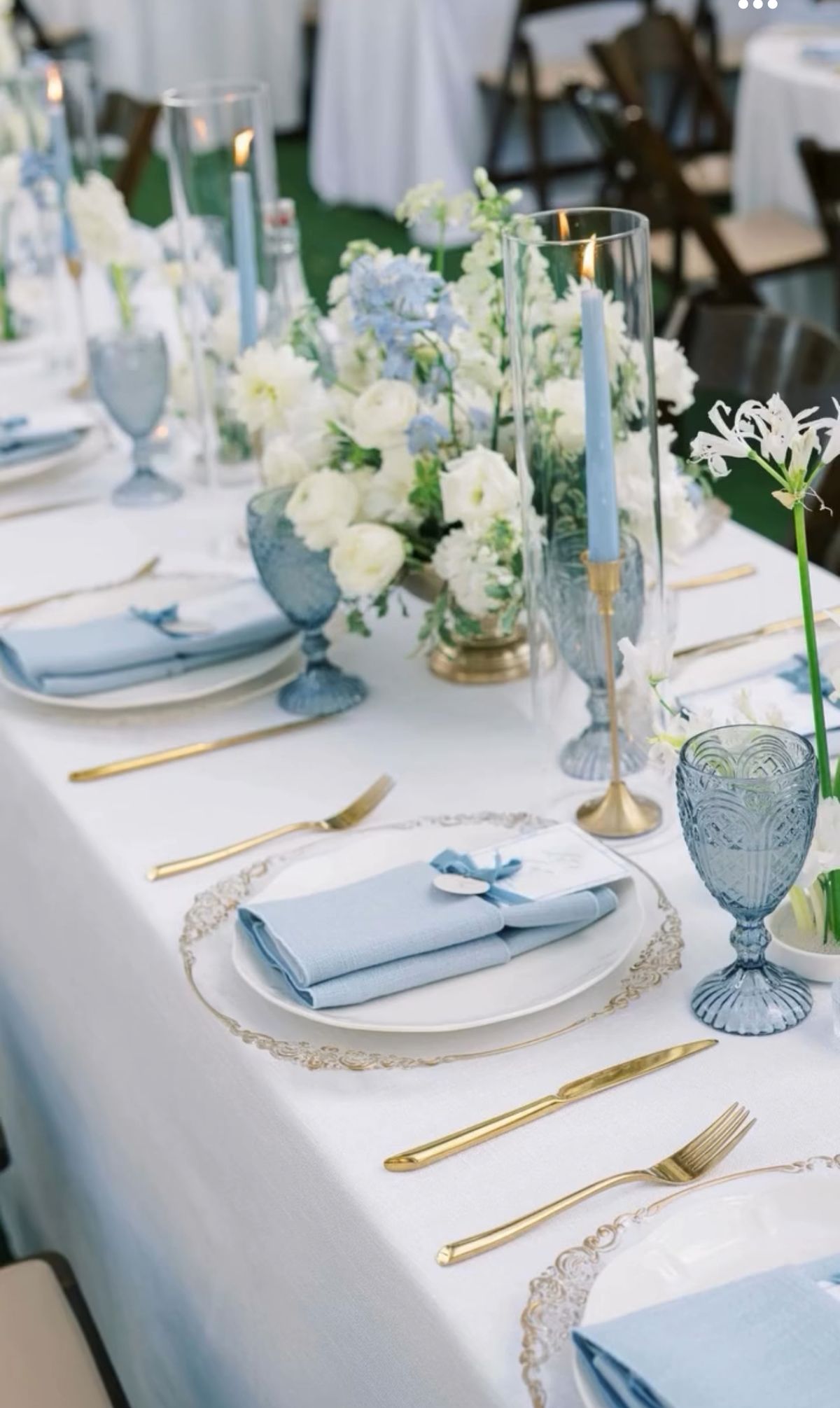 casamento azul serenity na decoração com flores e mesa posta elegante