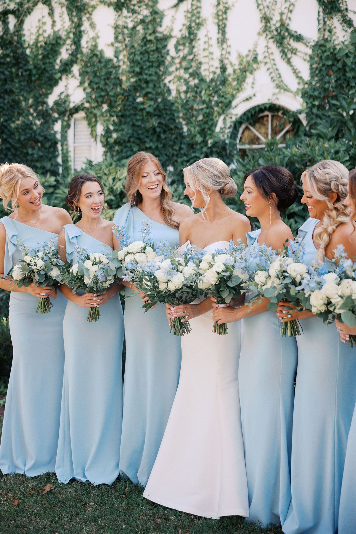 madrinhas em casamento azul serenity com vestidos fluidos