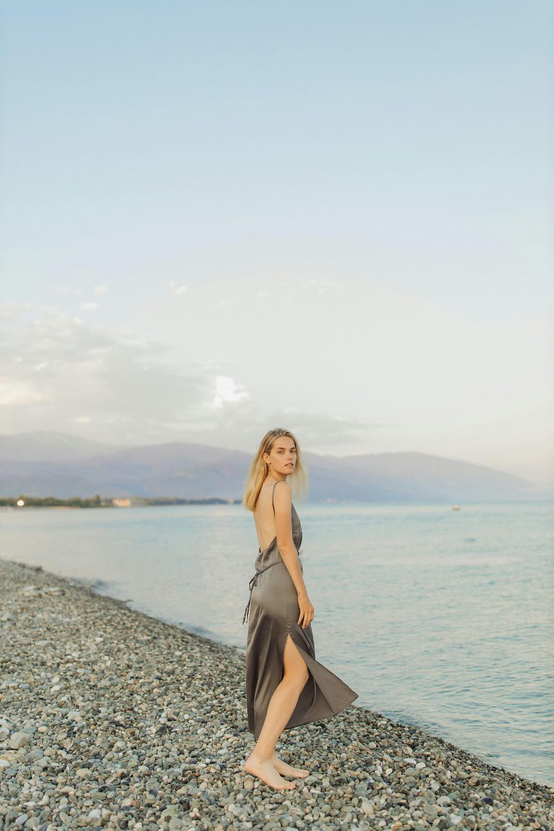 vestido para casamento à tarde de convidada em tons suaves para cerimônia